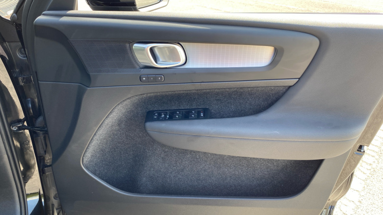 Volvo XC40 2.0 B4P Plus Dark 5dr Auto Petrol Estate